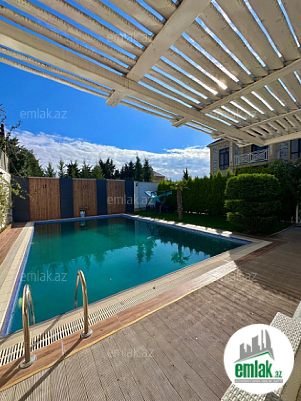 Satılır 6 otaqlı mənzil 250 m²