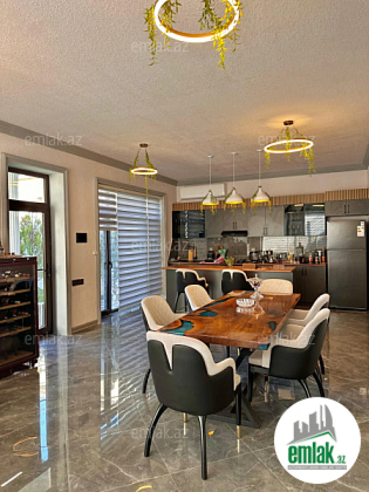 Satılır 6 otaqlı mənzil 360 m²