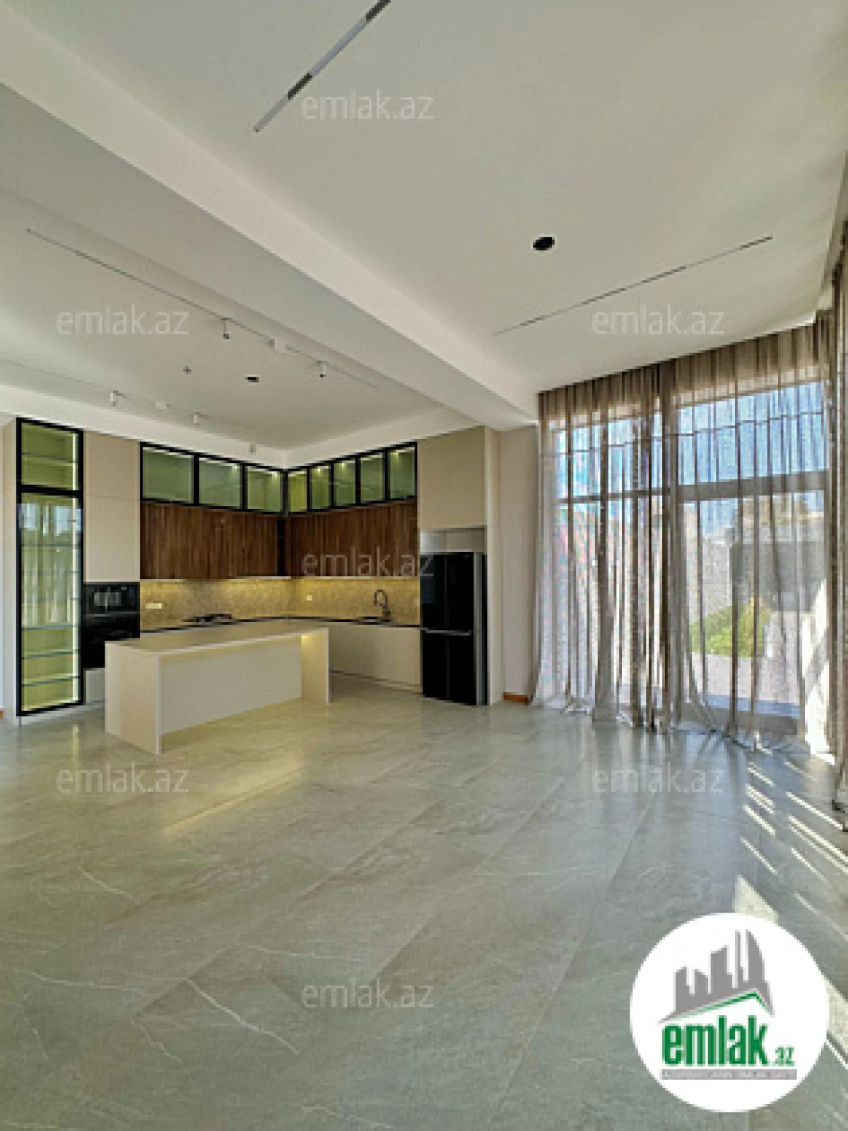 Satılır 5 otaqlı mənzil 500 m²