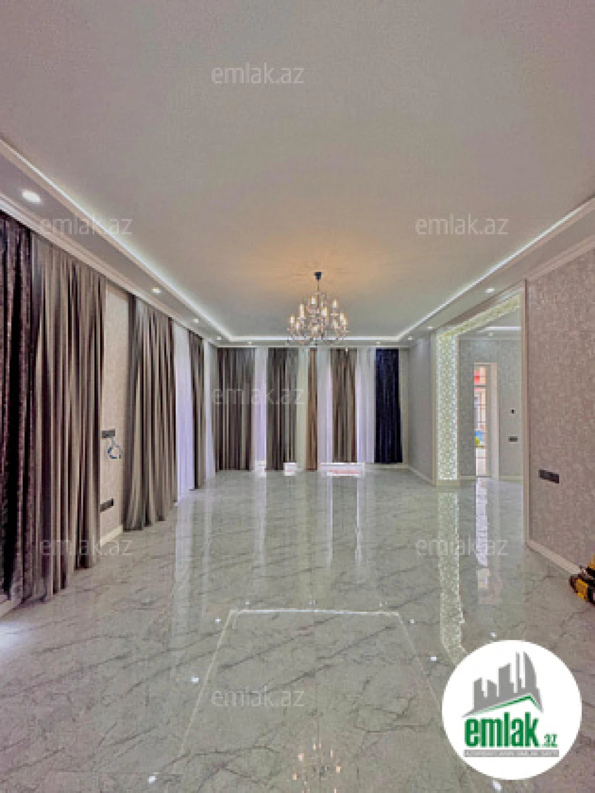 Satılır 5 otaqlı mənzil 300 m²
