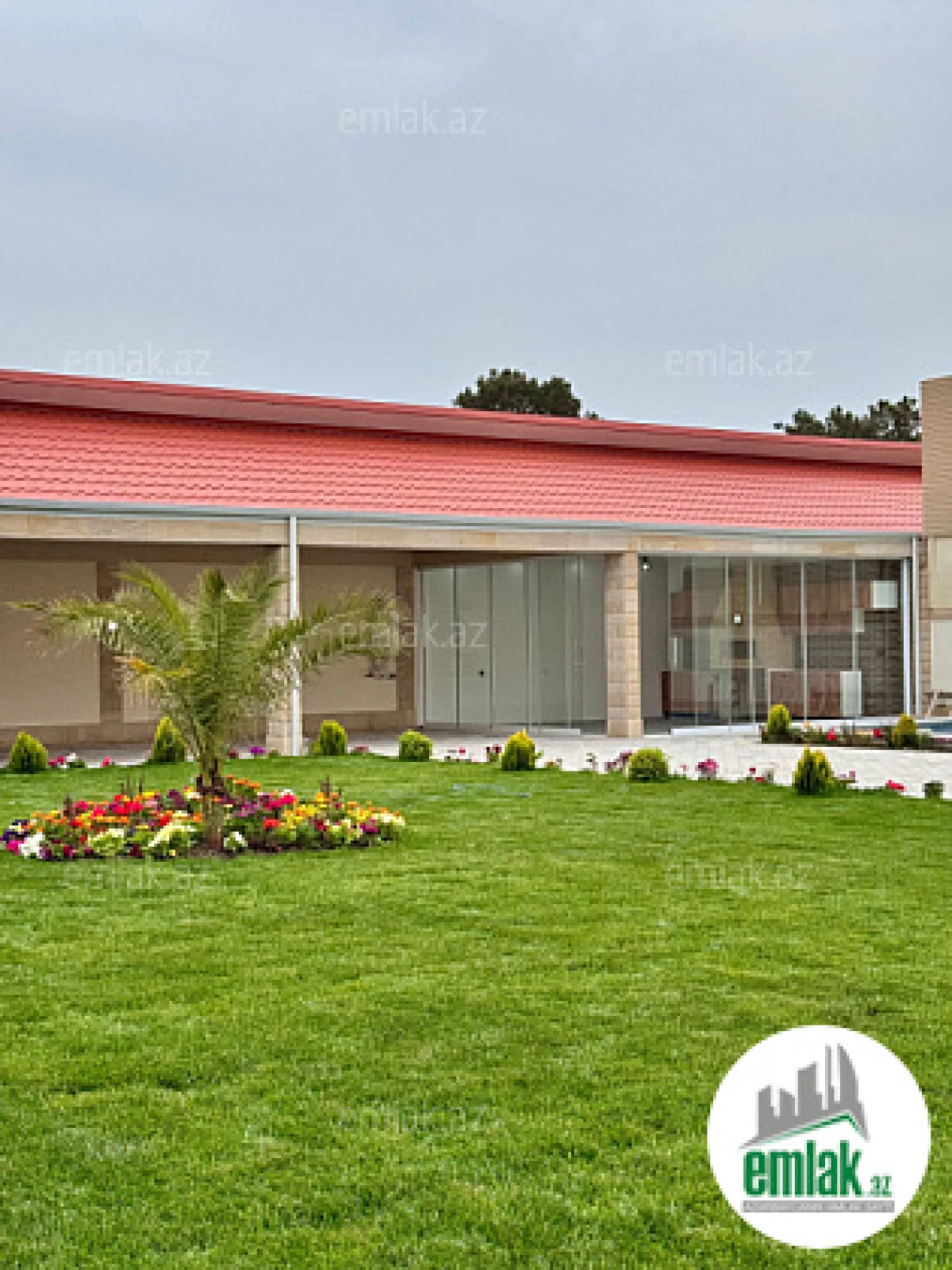 Satılır 5 otaqlı mənzil 300 m²