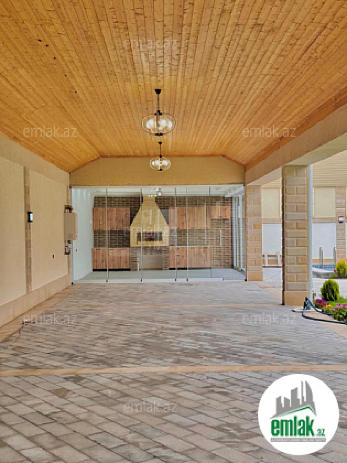 Satılır 5 otaqlı mənzil 300 m²