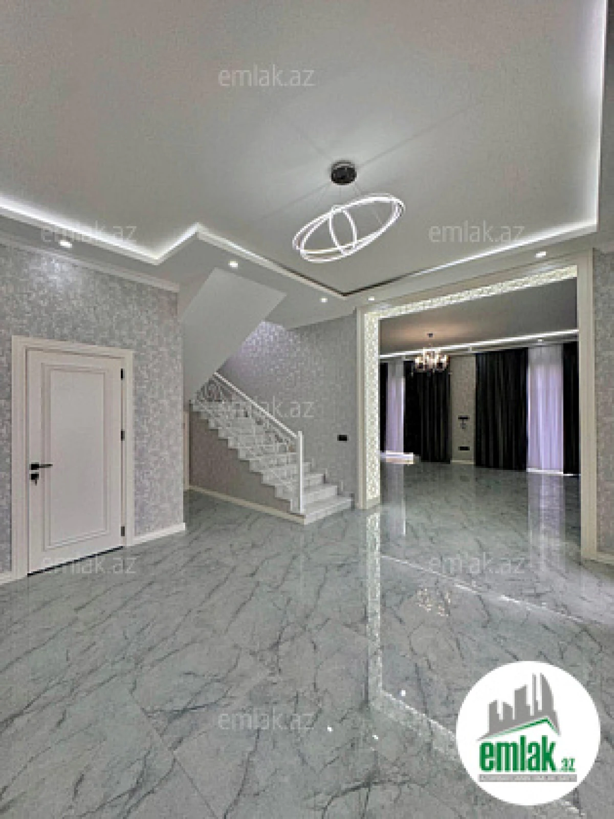 Satılır 5 otaqlı mənzil 300 m²