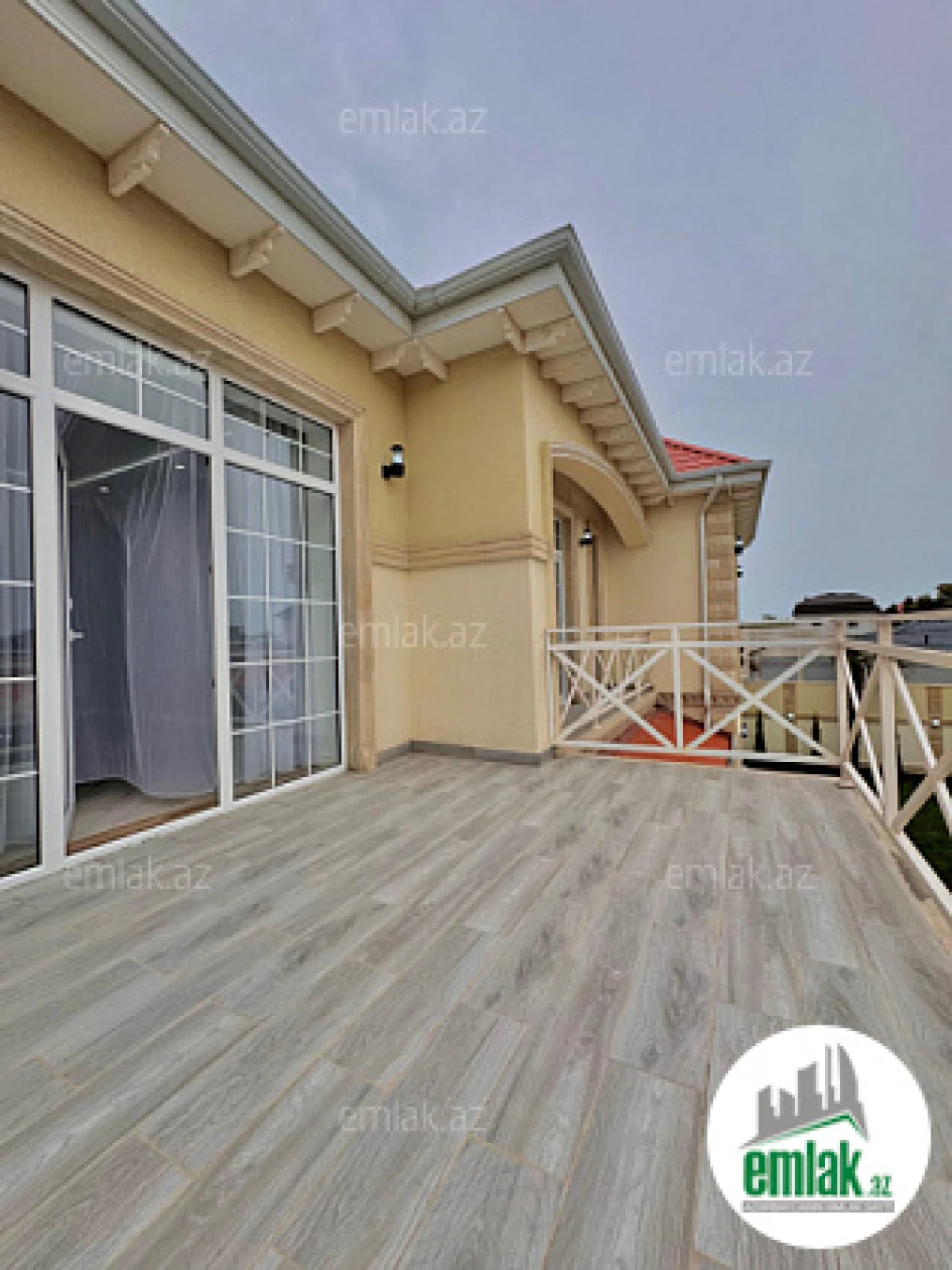 Satılır 5 otaqlı mənzil 300 m²