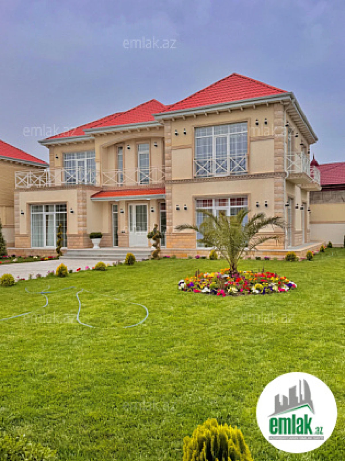 Satılır 5 otaqlı mənzil 300 m²