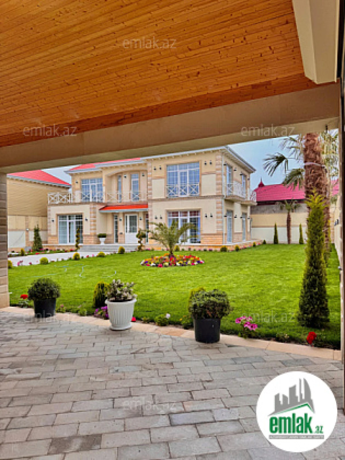 Satılır 5 otaqlı mənzil 300 m²