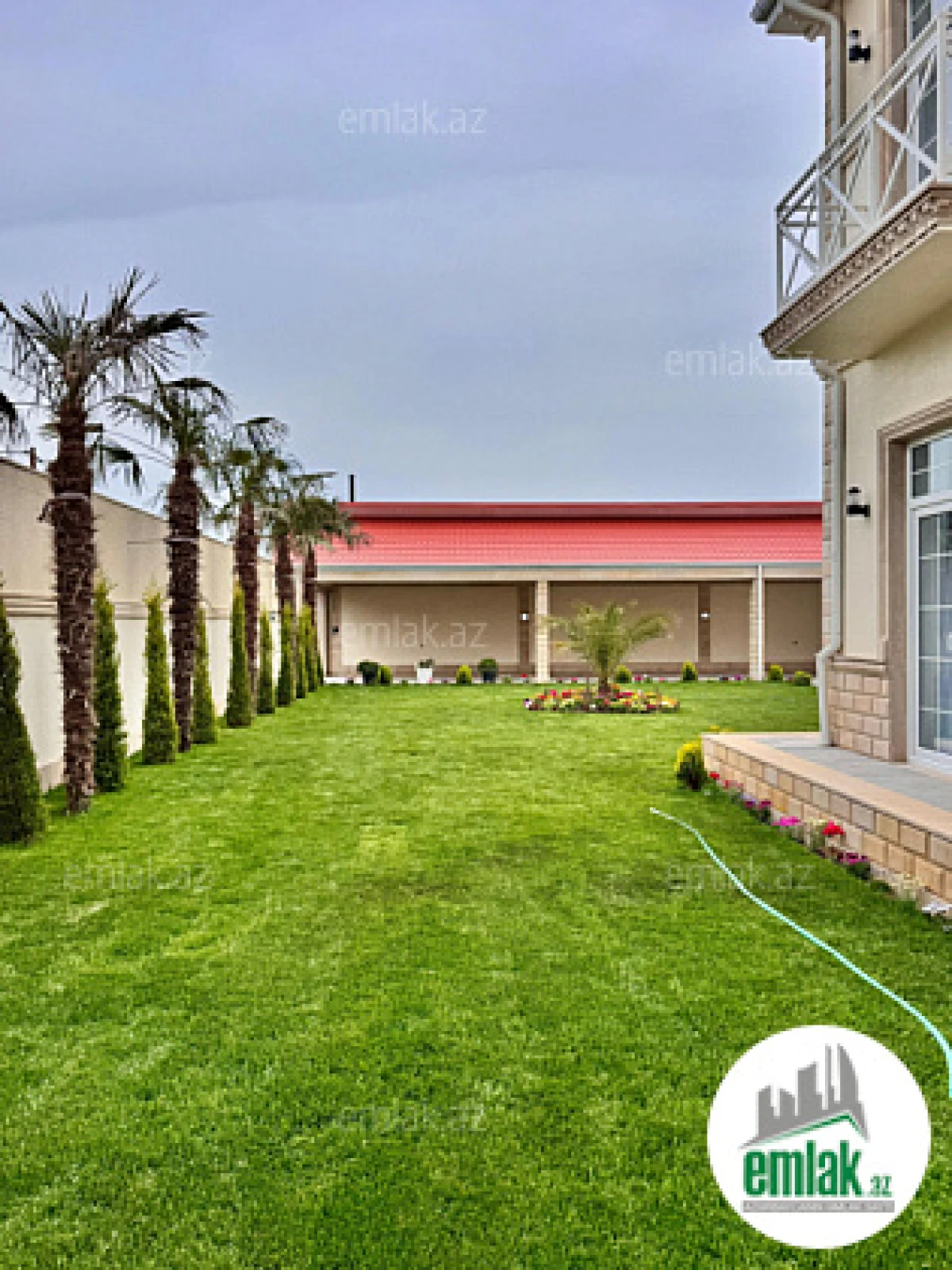 Satılır 5 otaqlı mənzil 300 m²