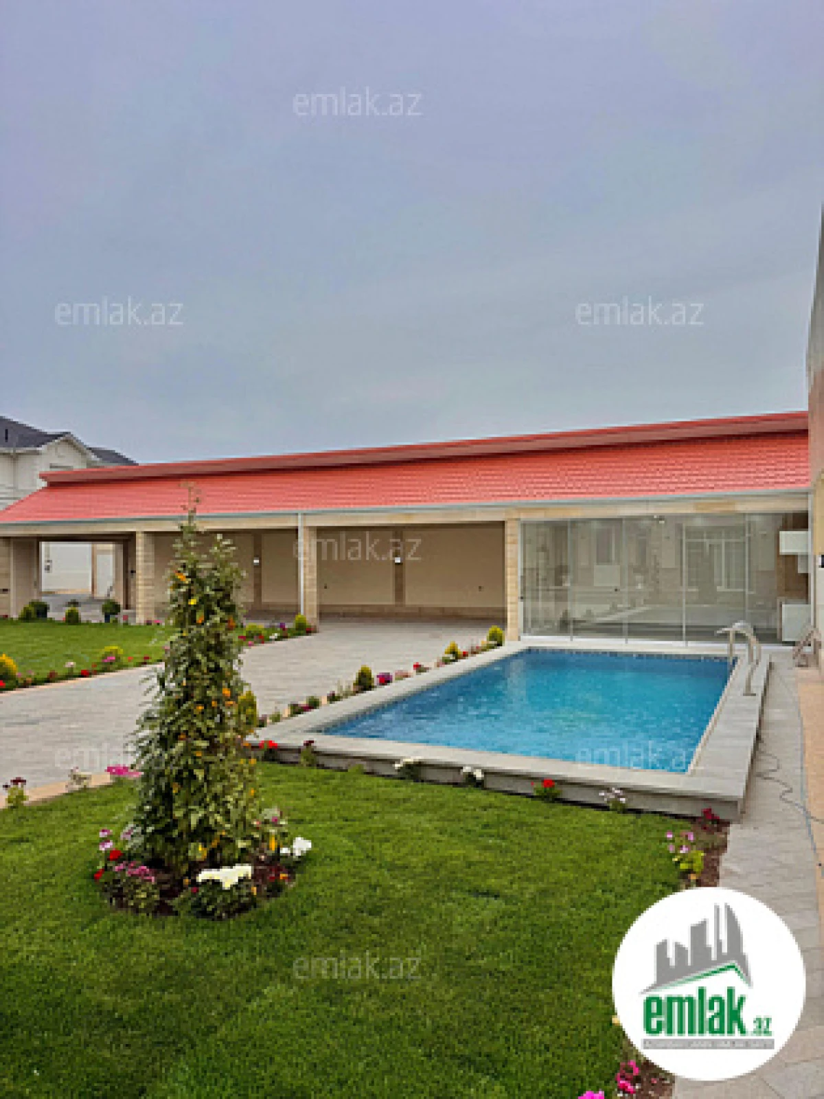 Satılır 5 otaqlı mənzil 300 m²