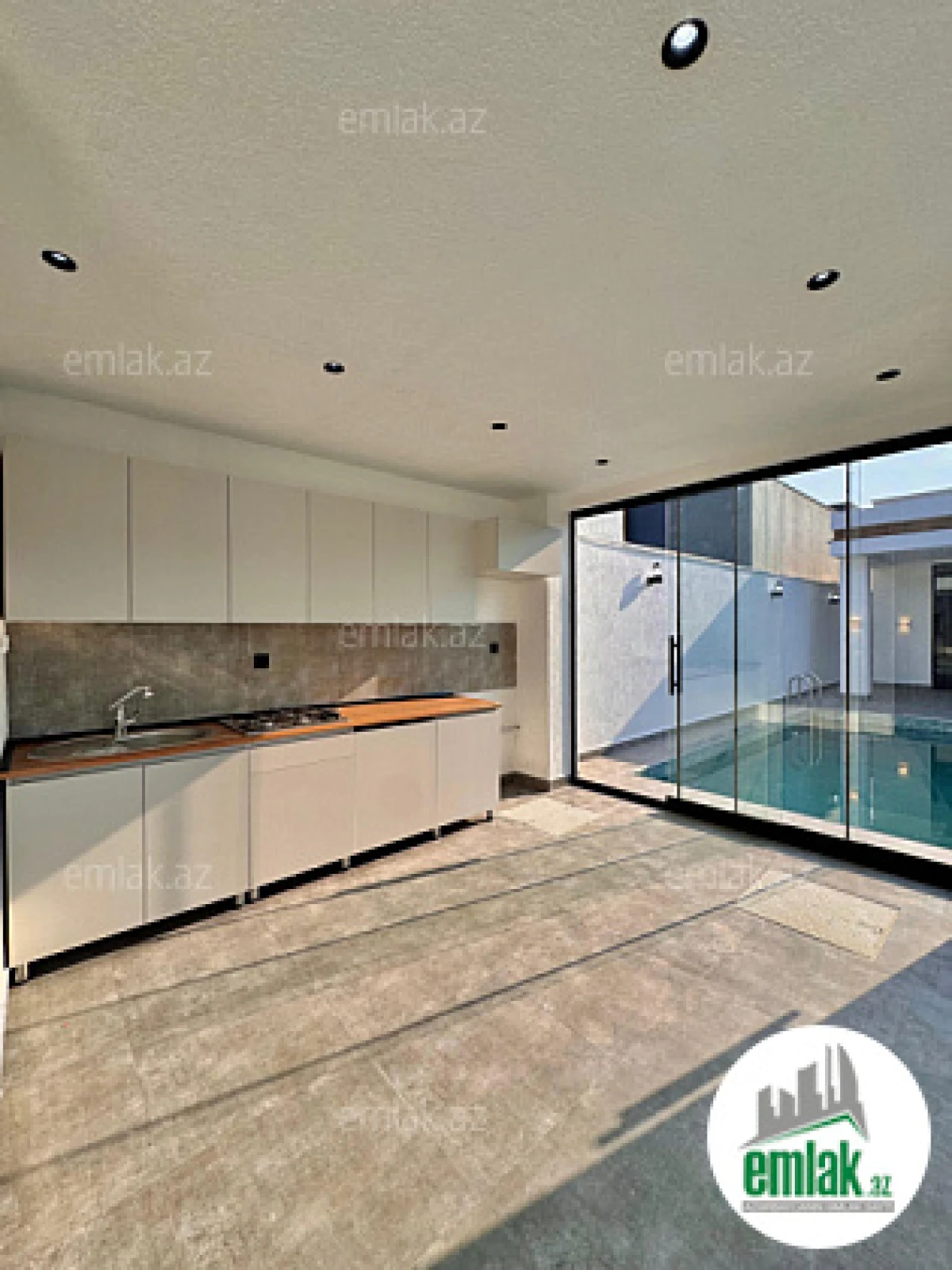 Satılır 4 otaqlı mənzil 160 m²