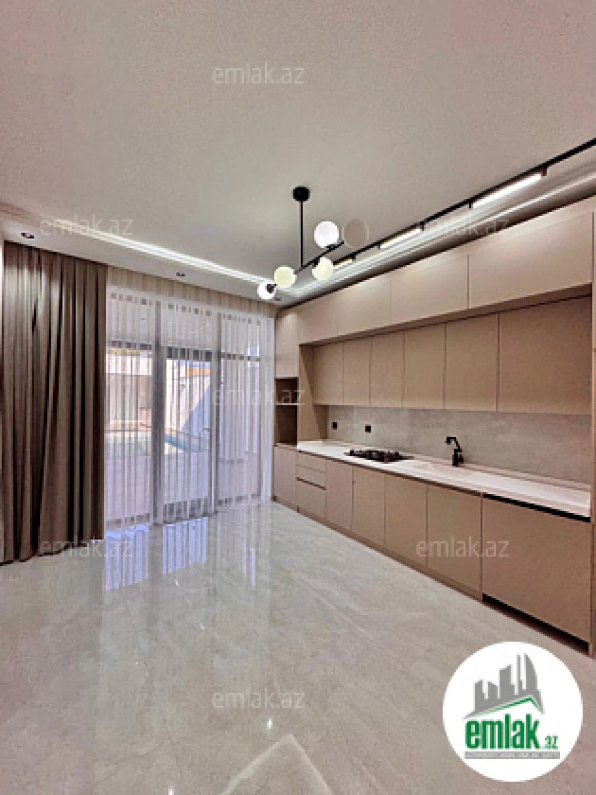 Satılır 4 otaqlı mənzil 160 m²