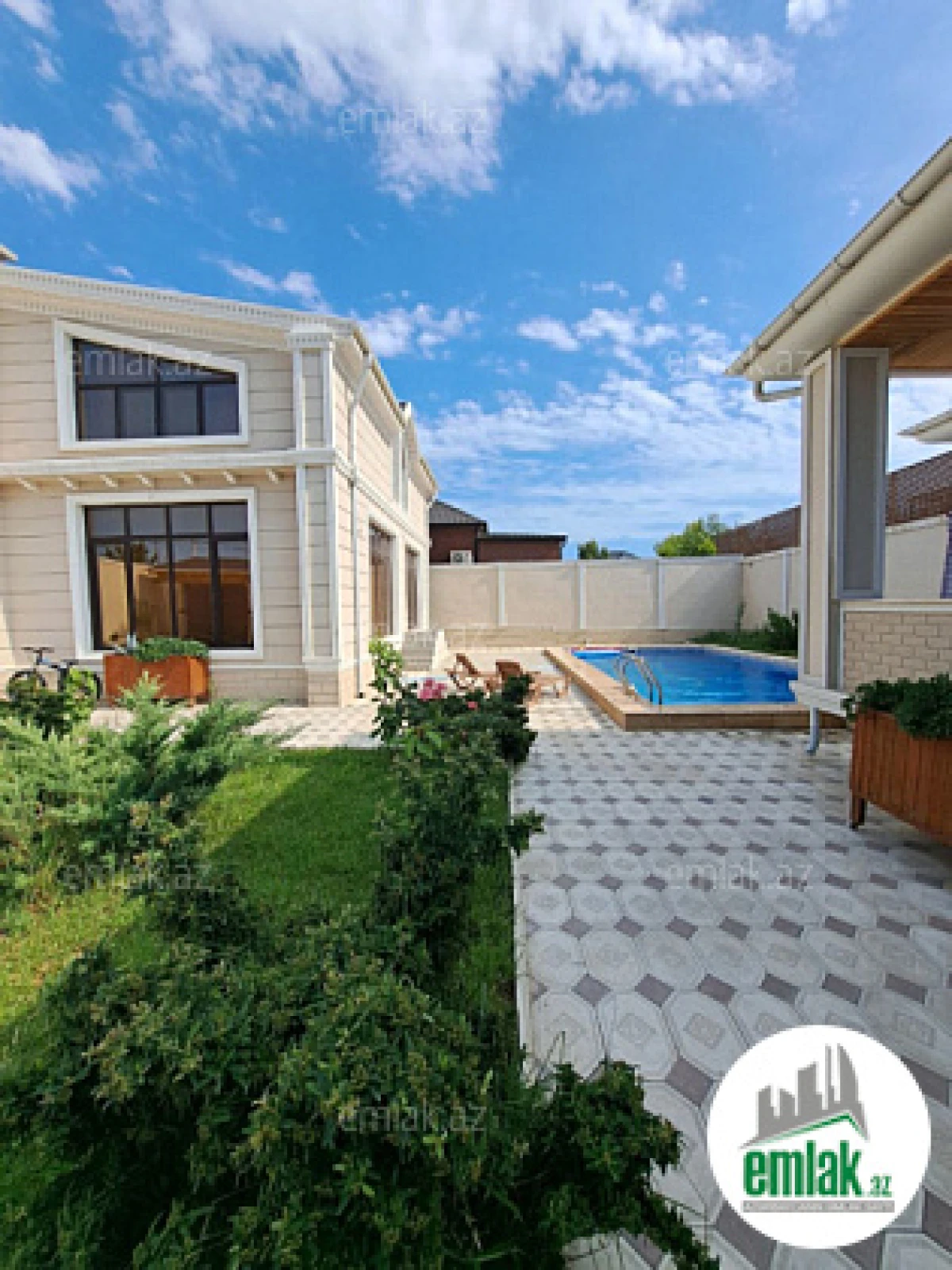 Satılır 5 otaqlı mənzil 240 m²