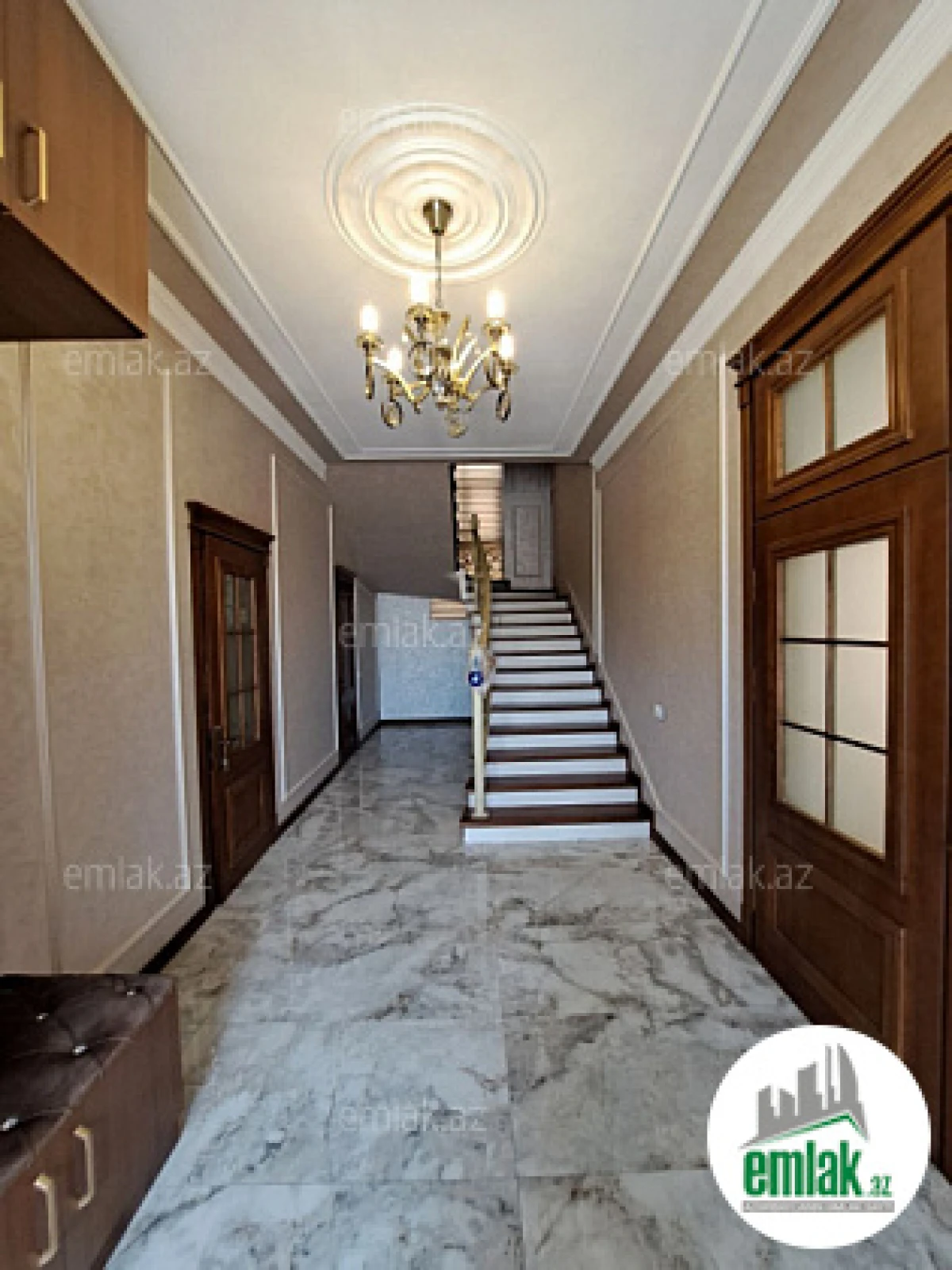 Satılır 5 otaqlı mənzil 240 m²