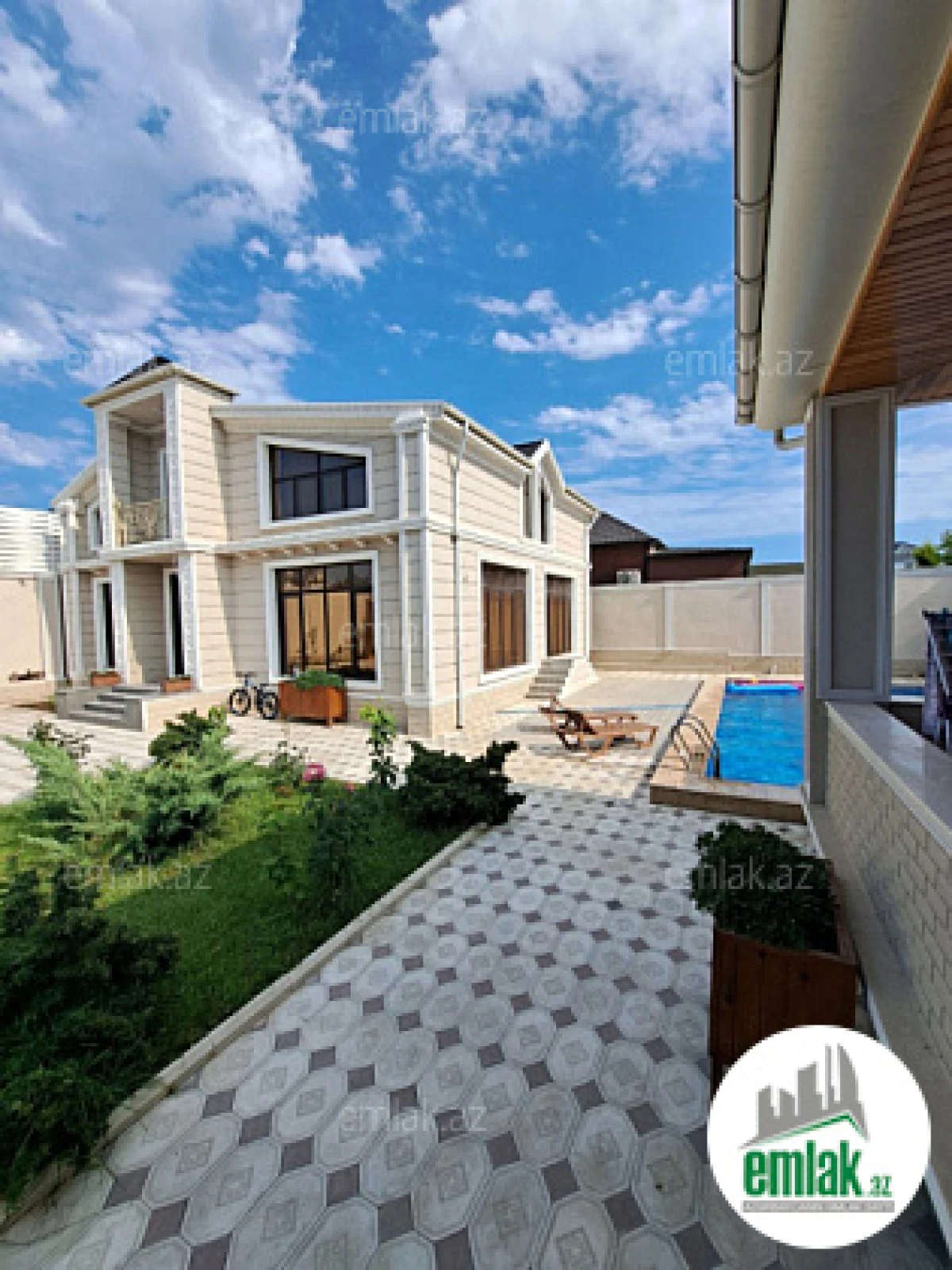 Satılır 5 otaqlı mənzil 240 m²