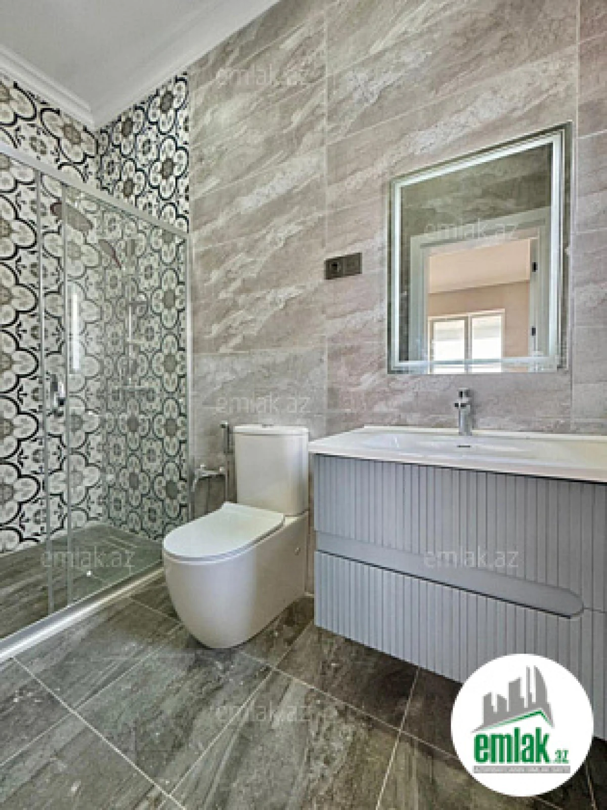 Satılır 4 otaqlı mənzil 140 m²