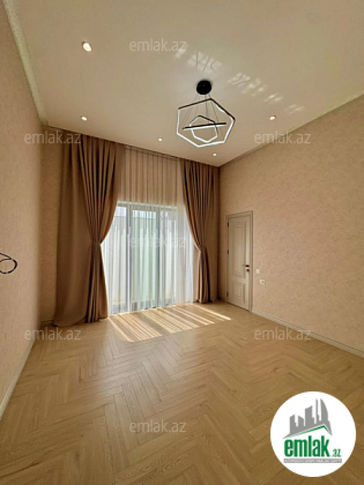 Satılır 5 otaqlı mənzil 260 m²