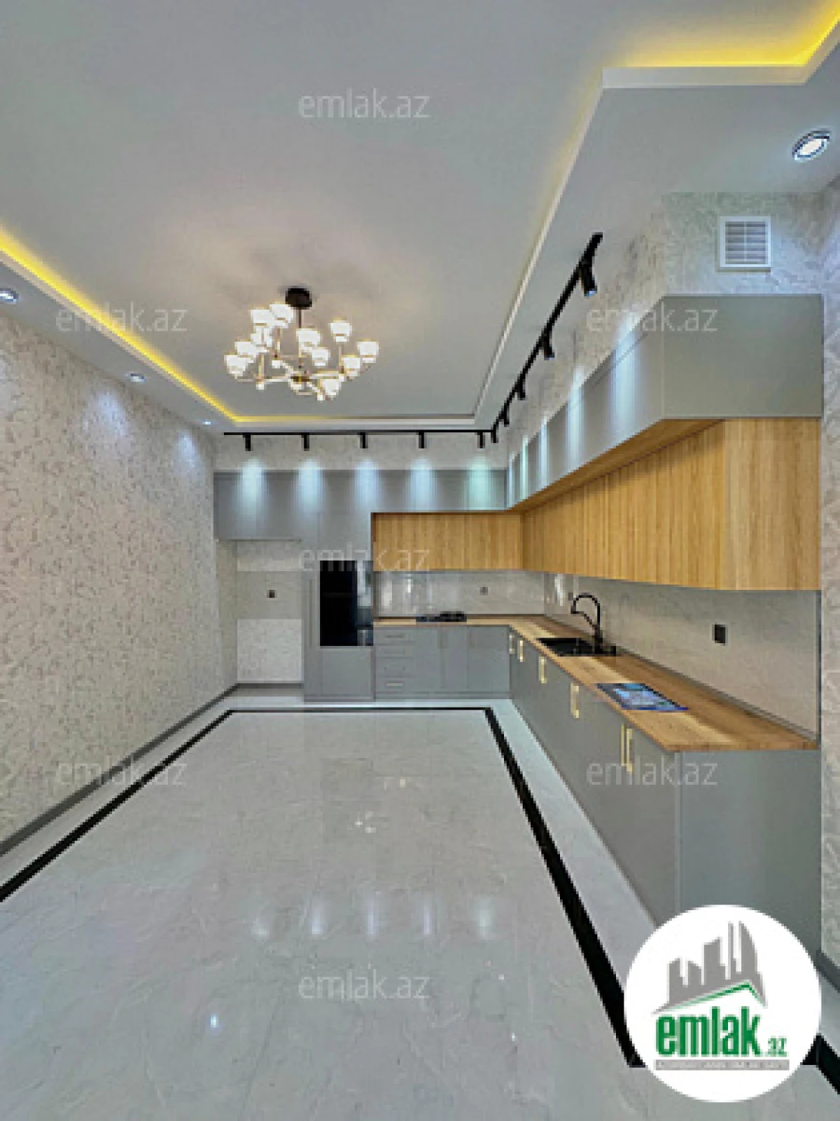 Satılır 4 otaqlı mənzil 180 m²