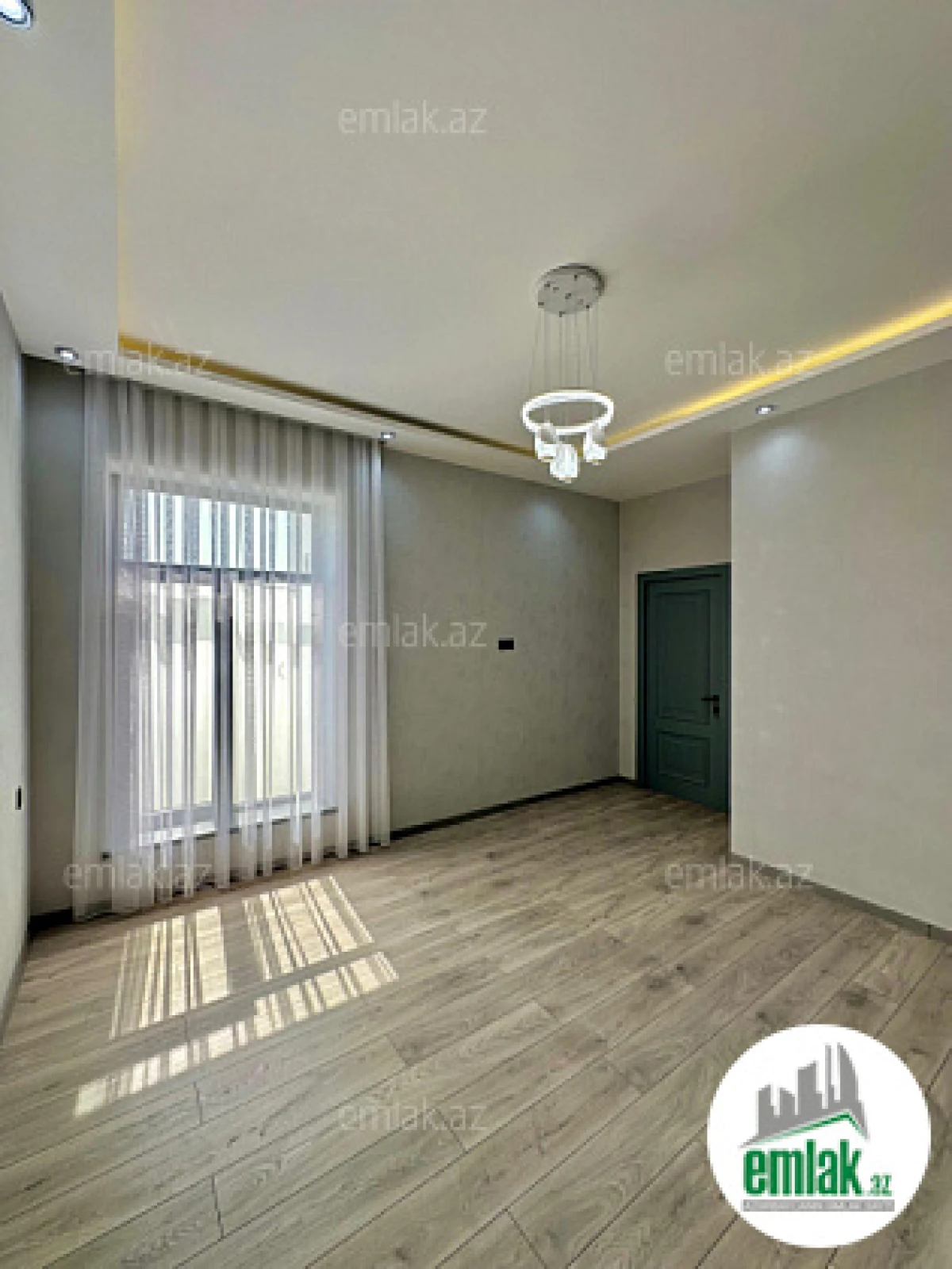 Satılır 4 otaqlı mənzil 180 m²