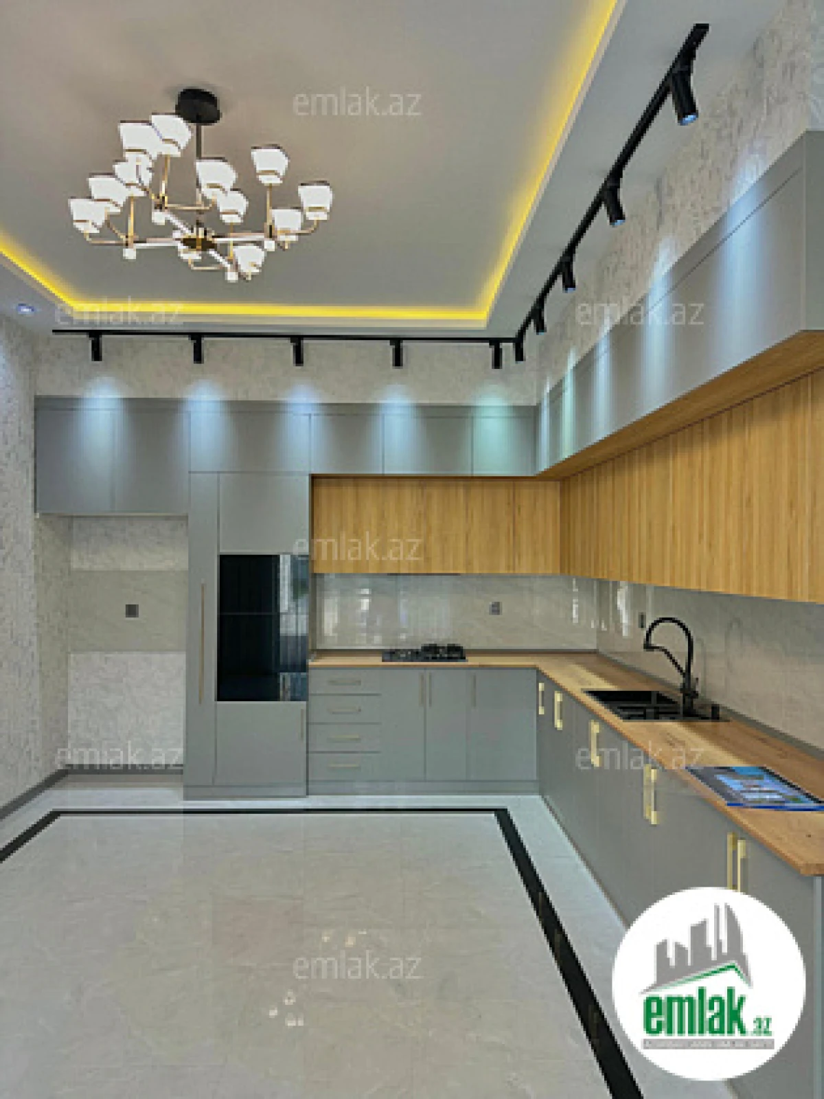 Satılır 4 otaqlı mənzil 180 m²