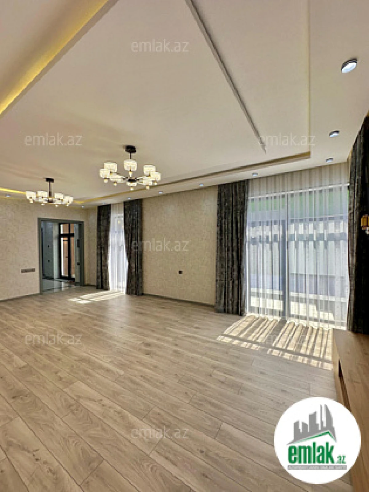 Satılır 4 otaqlı mənzil 180 m²