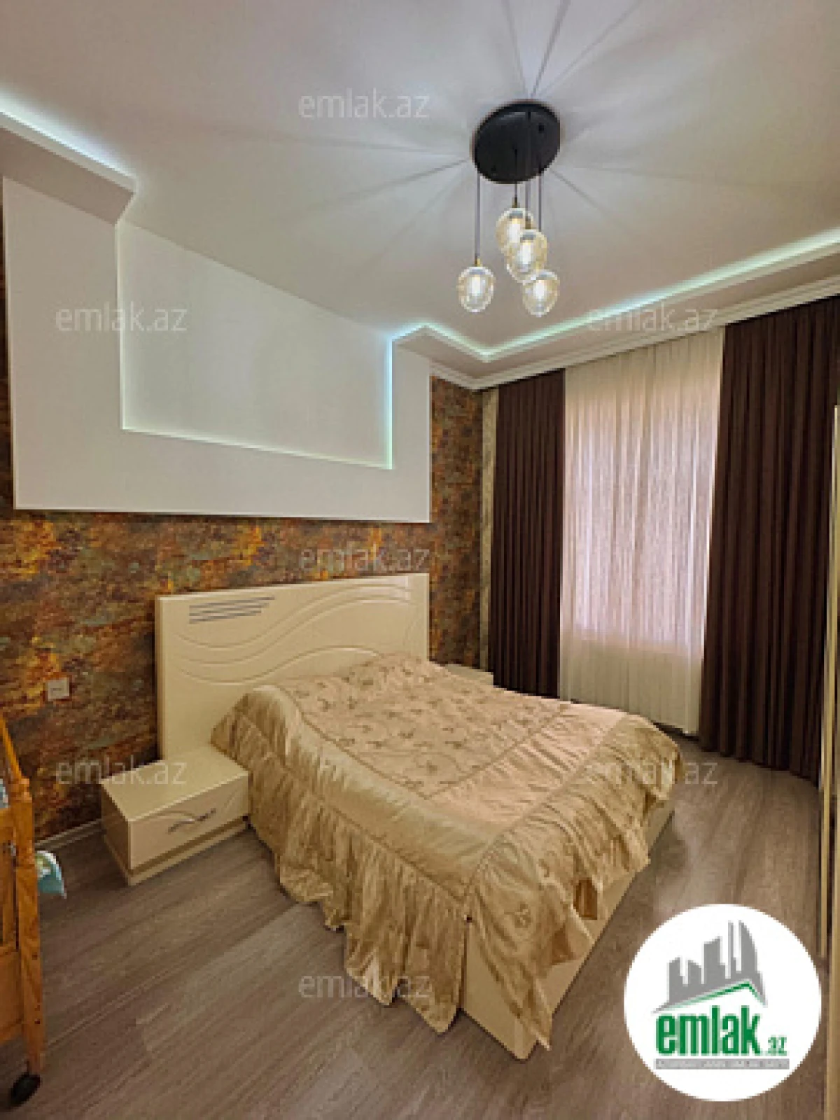 Satılır 3 otaqlı mənzil 125 m²