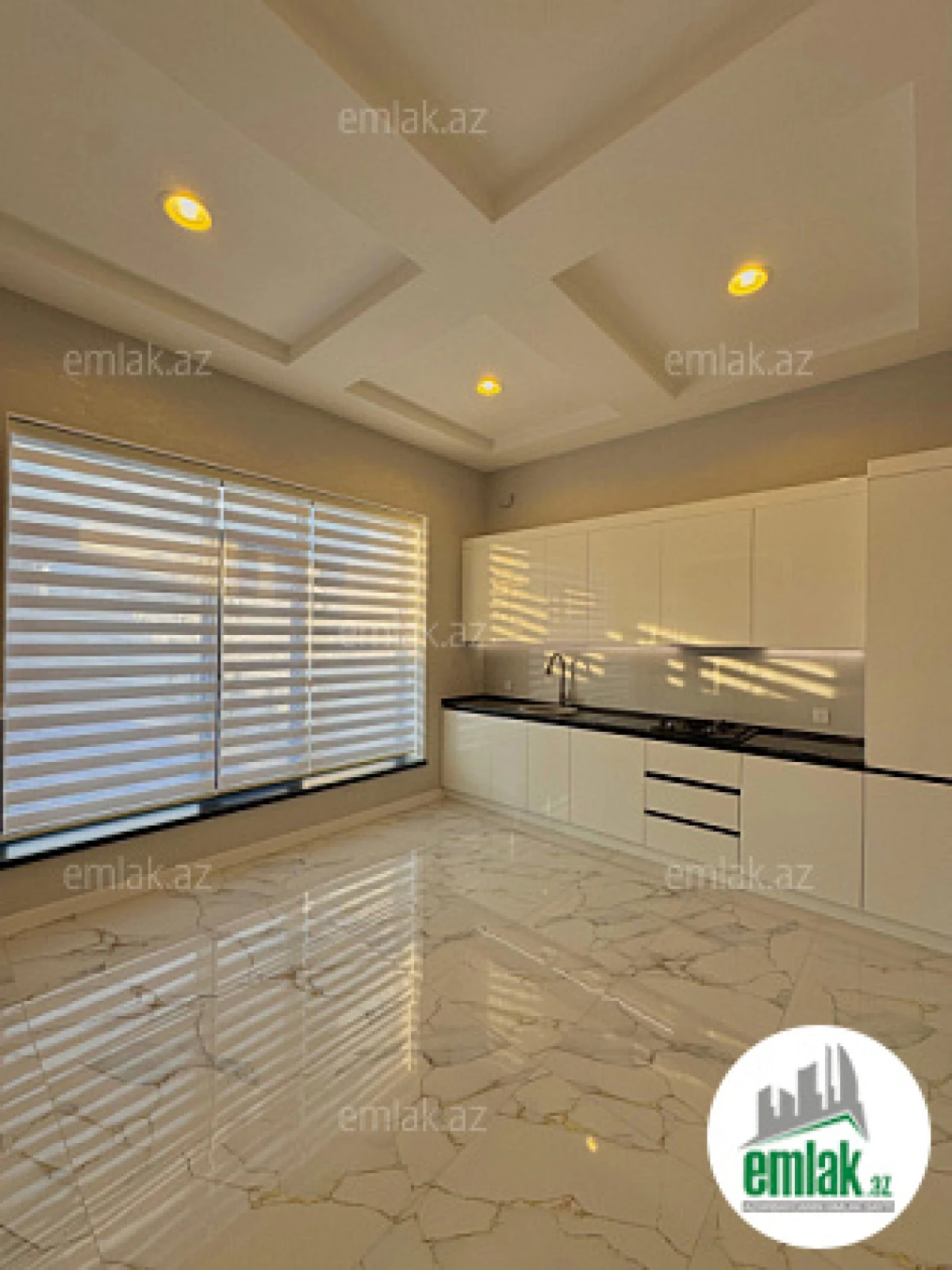 Satılır 4 otaqlı mənzil 180 m²