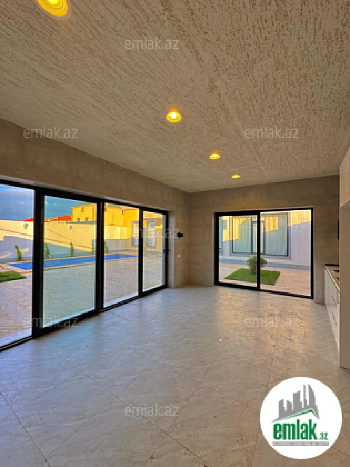 Satılır 4 otaqlı mənzil 180 m²