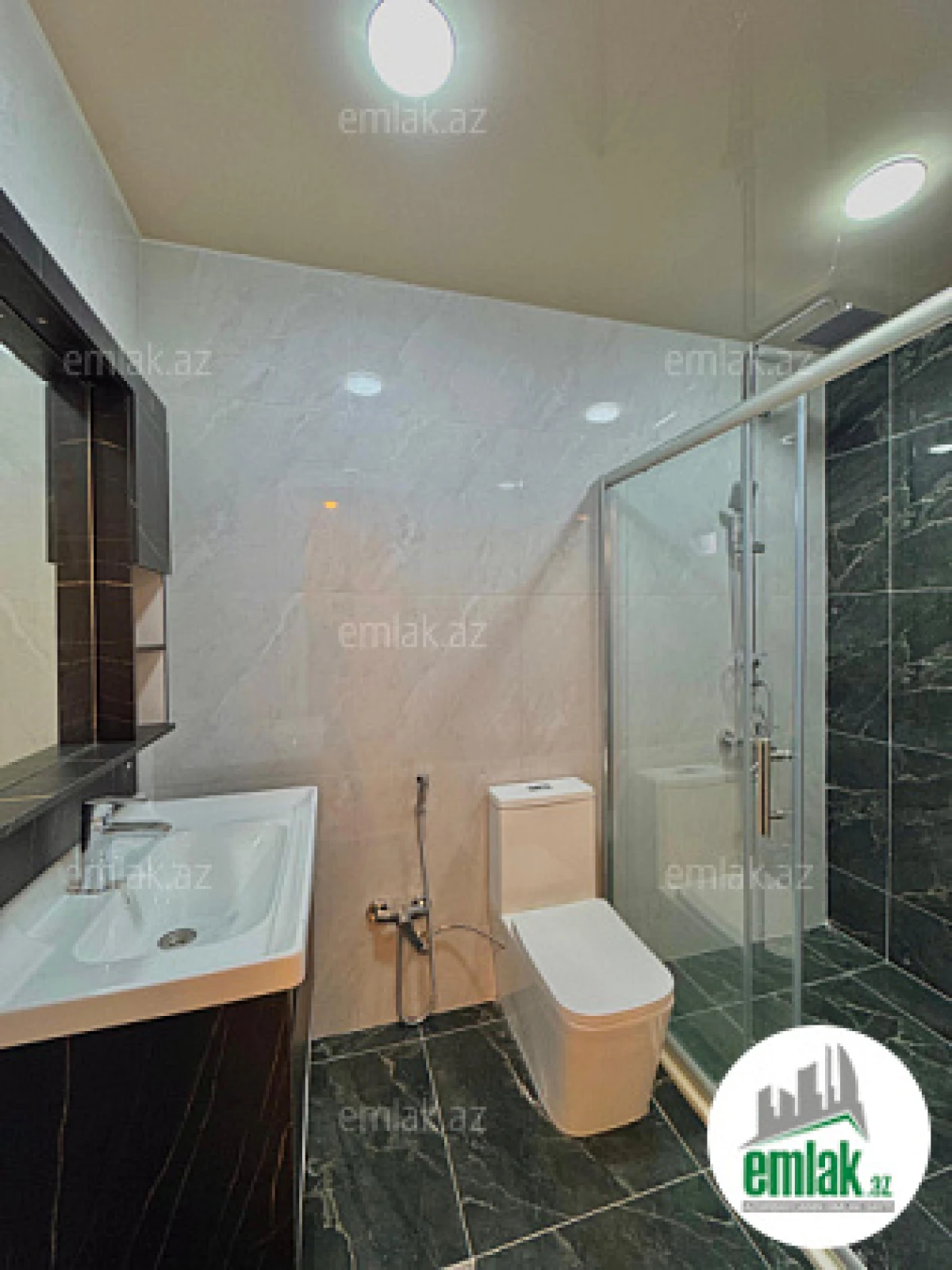 Satılır 4 otaqlı mənzil 180 m²