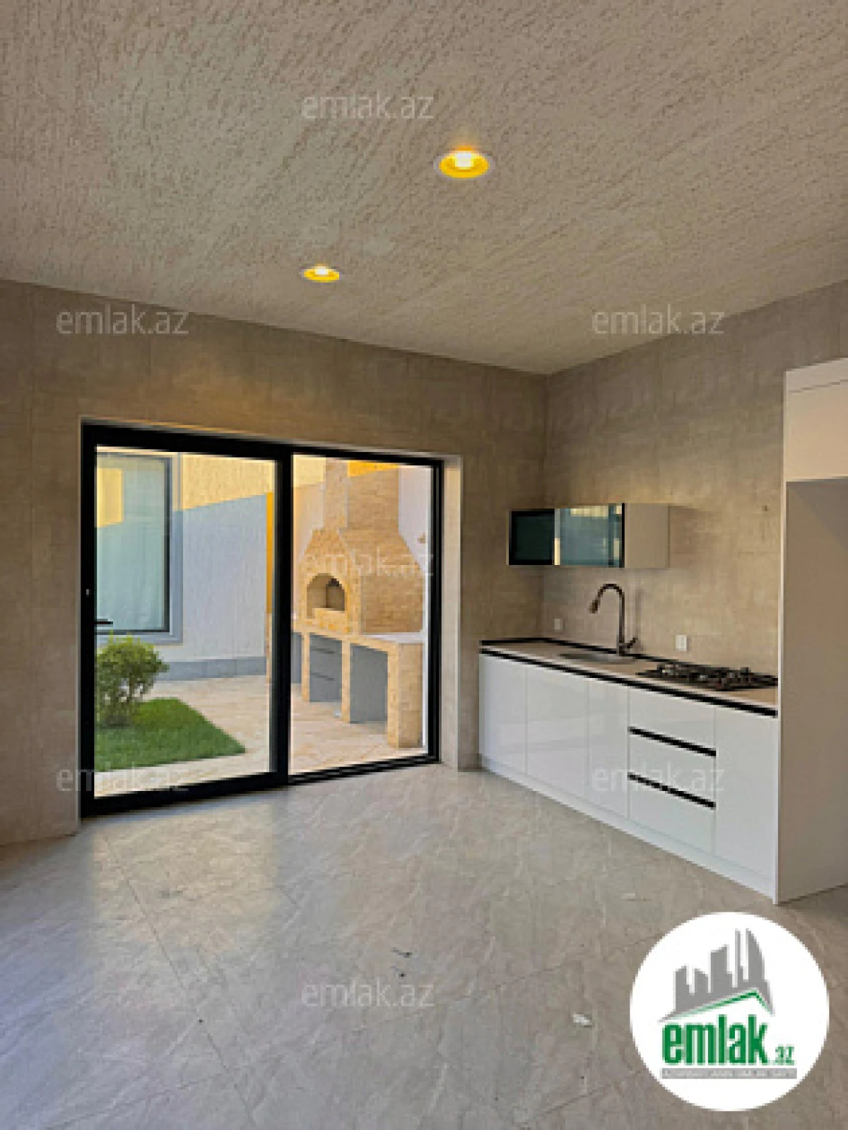 Satılır 4 otaqlı mənzil 180 m²