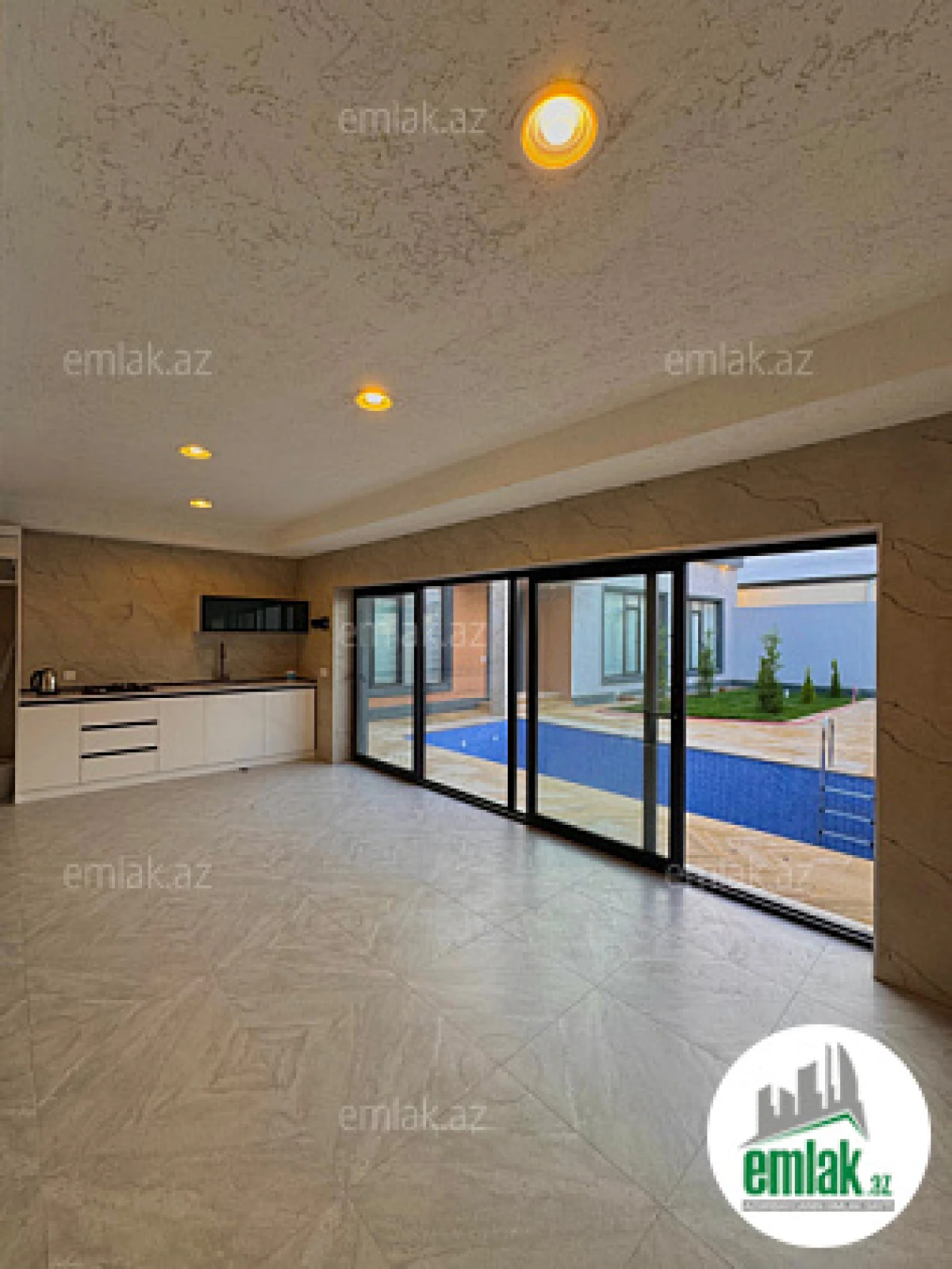 Satılır 4 otaqlı mənzil 180 m²