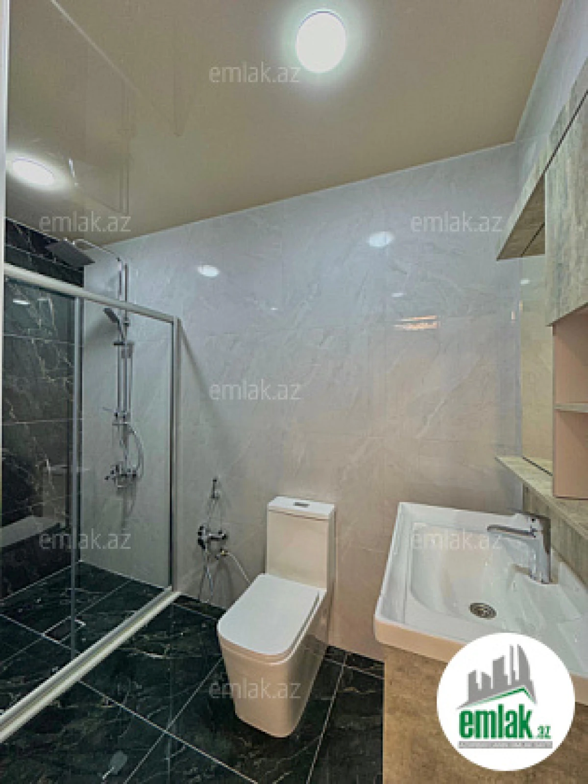 Satılır 4 otaqlı mənzil 180 m²