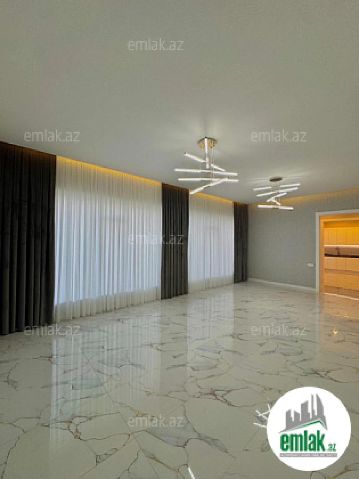 Satılır 4 otaqlı mənzil 180 m²