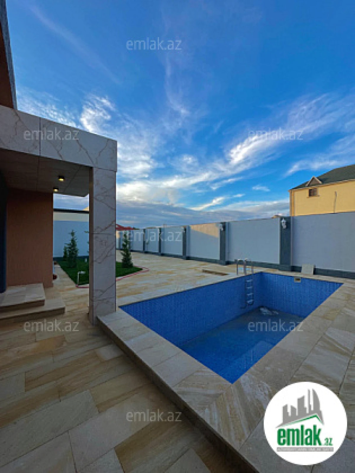 Satılır 4 otaqlı mənzil 180 m²