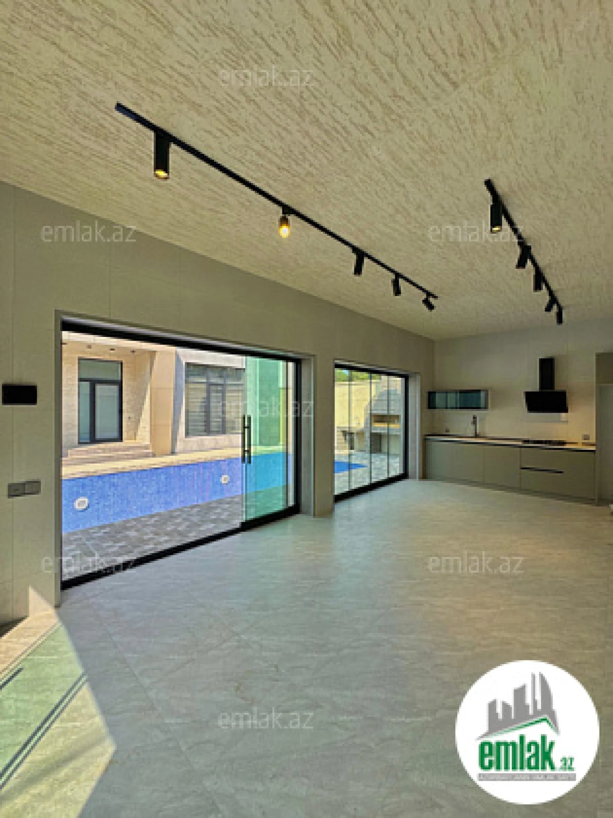 Satılır 5 otaqlı mənzil 200 m²