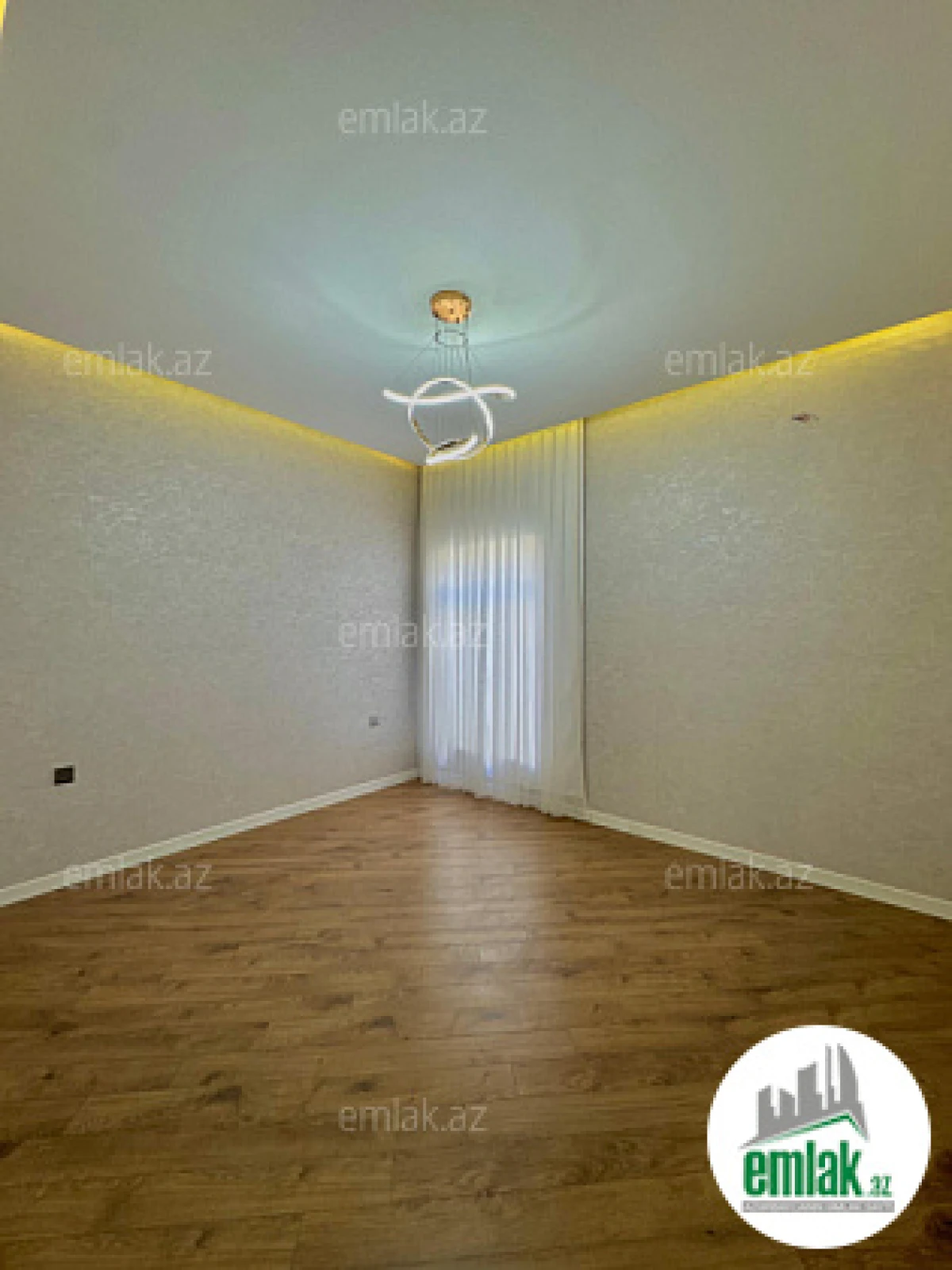 Satılır 5 otaqlı mənzil 200 m²
