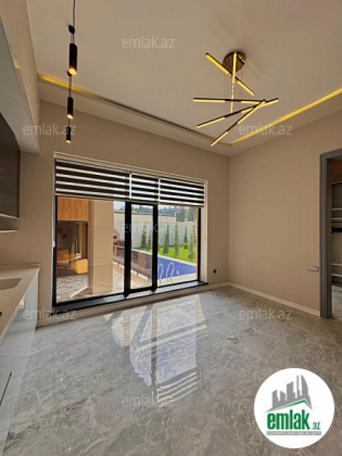 Satılır 5 otaqlı mənzil 220 m²