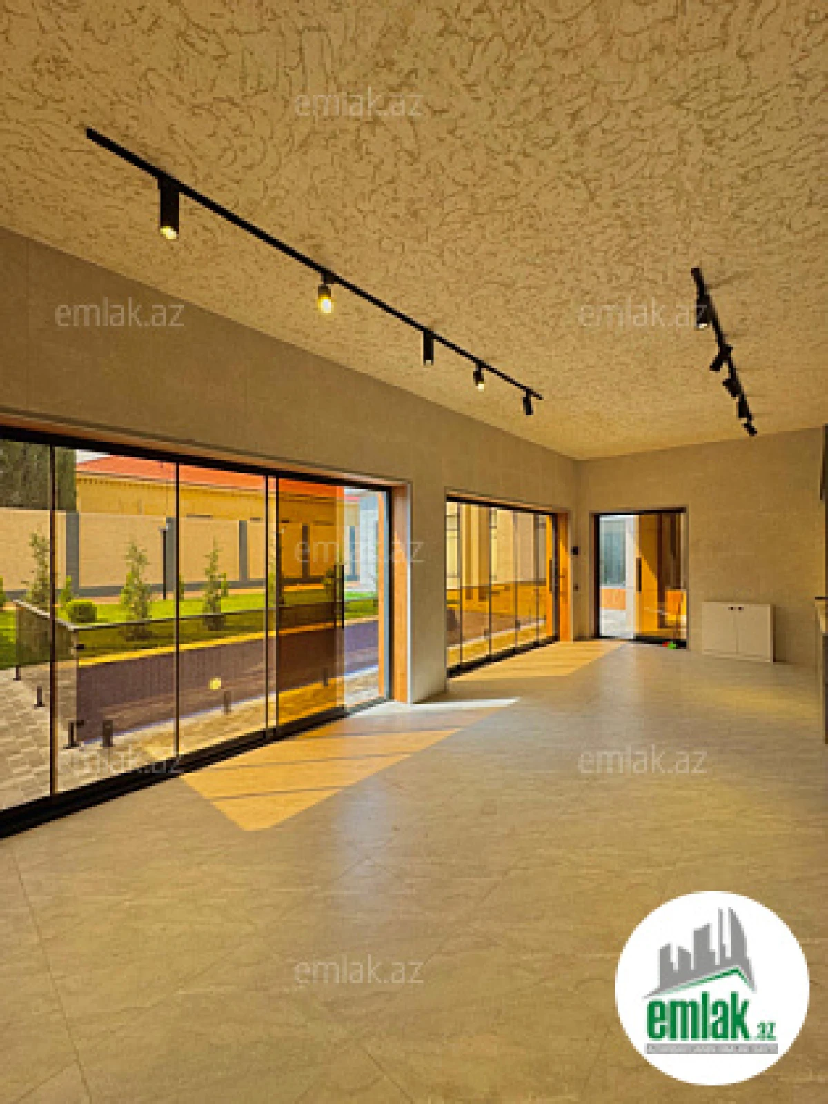 Satılır 5 otaqlı mənzil 220 m²
