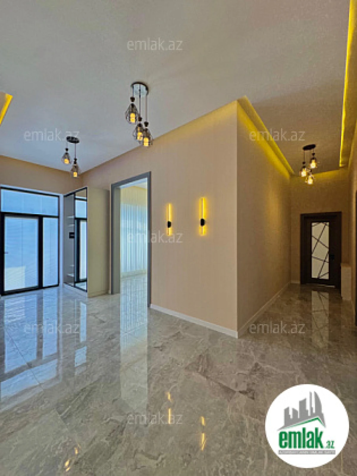 Satılır 5 otaqlı mənzil 220 m²