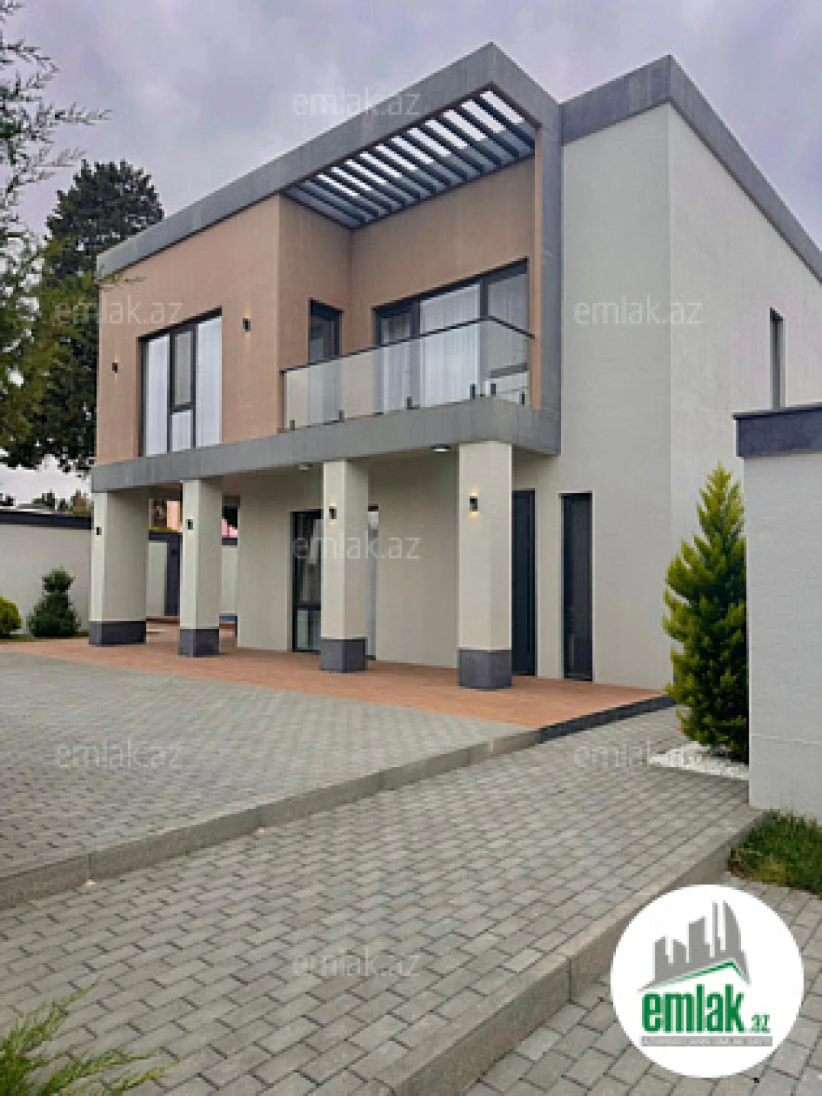 Satılır 4 otaqlı mənzil 220 m²