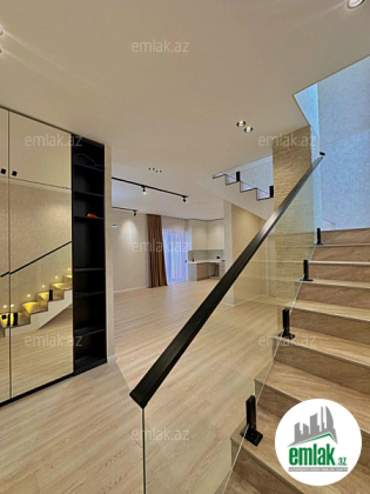 Satılır 4 otaqlı mənzil 220 m²