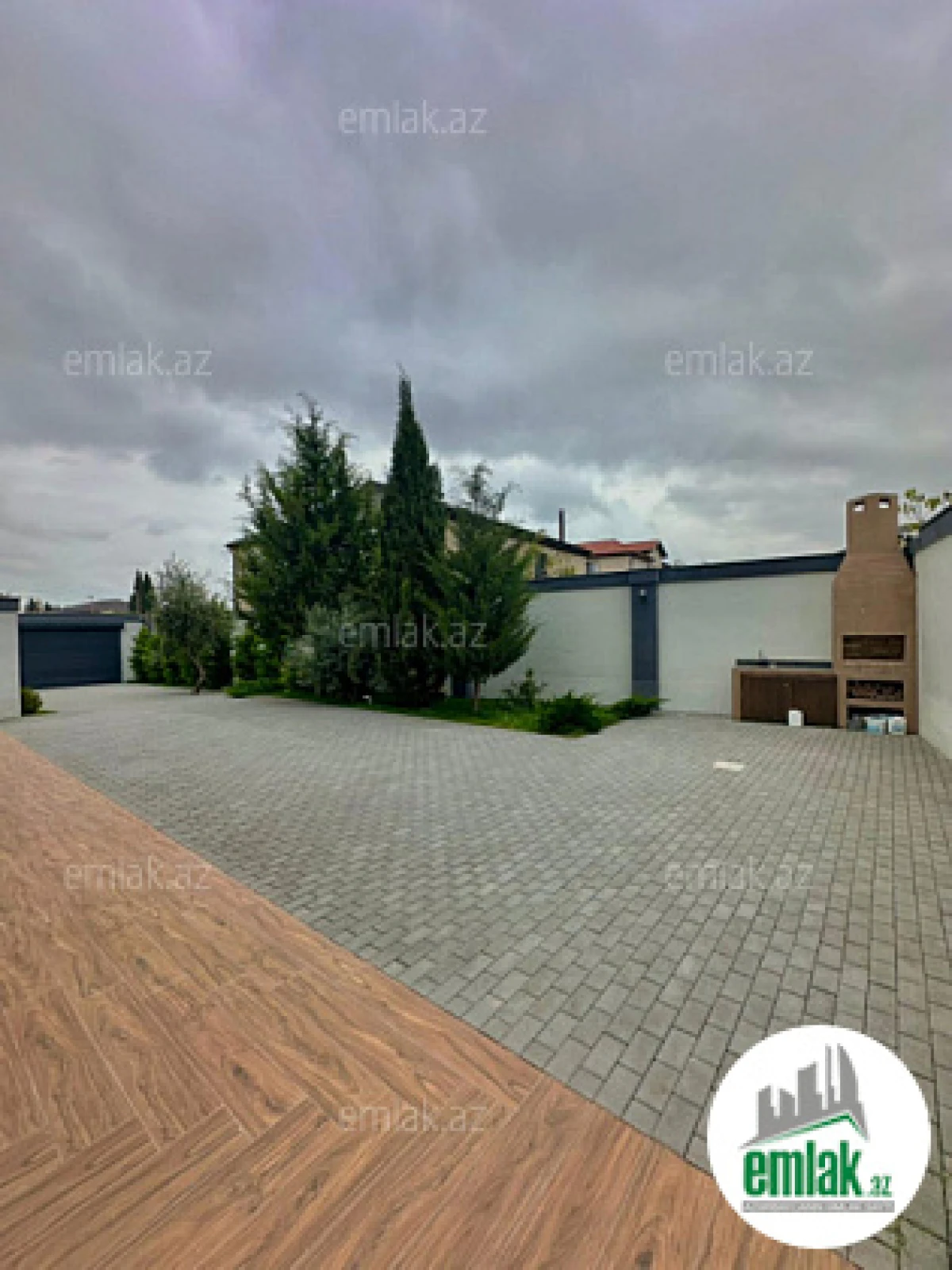 Satılır 4 otaqlı mənzil 220 m²