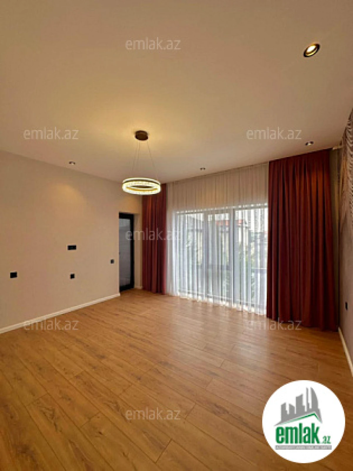 Satılır 4 otaqlı mənzil 220 m²