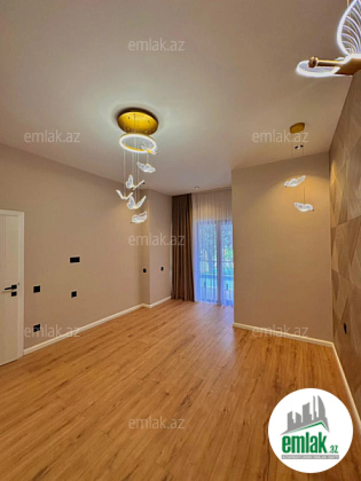 Satılır 4 otaqlı mənzil 220 m²