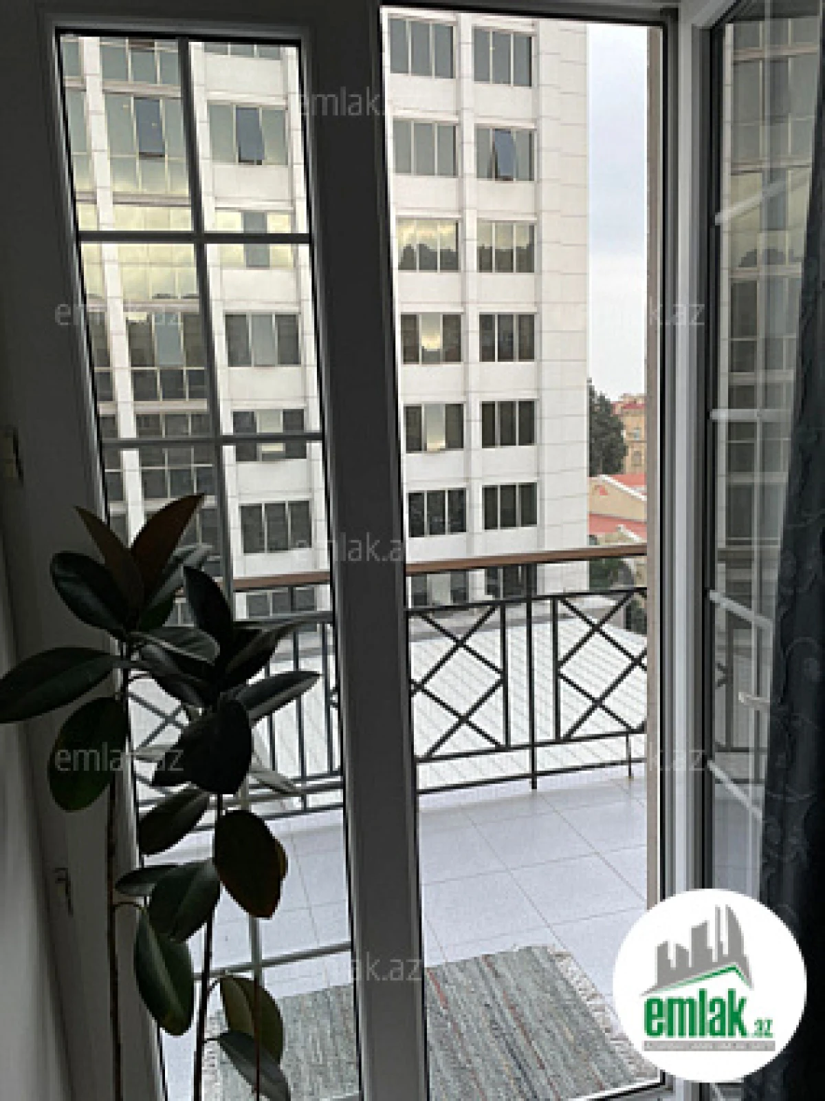 Satılır 3 otaqlı köhnə tikili 70.5 m²