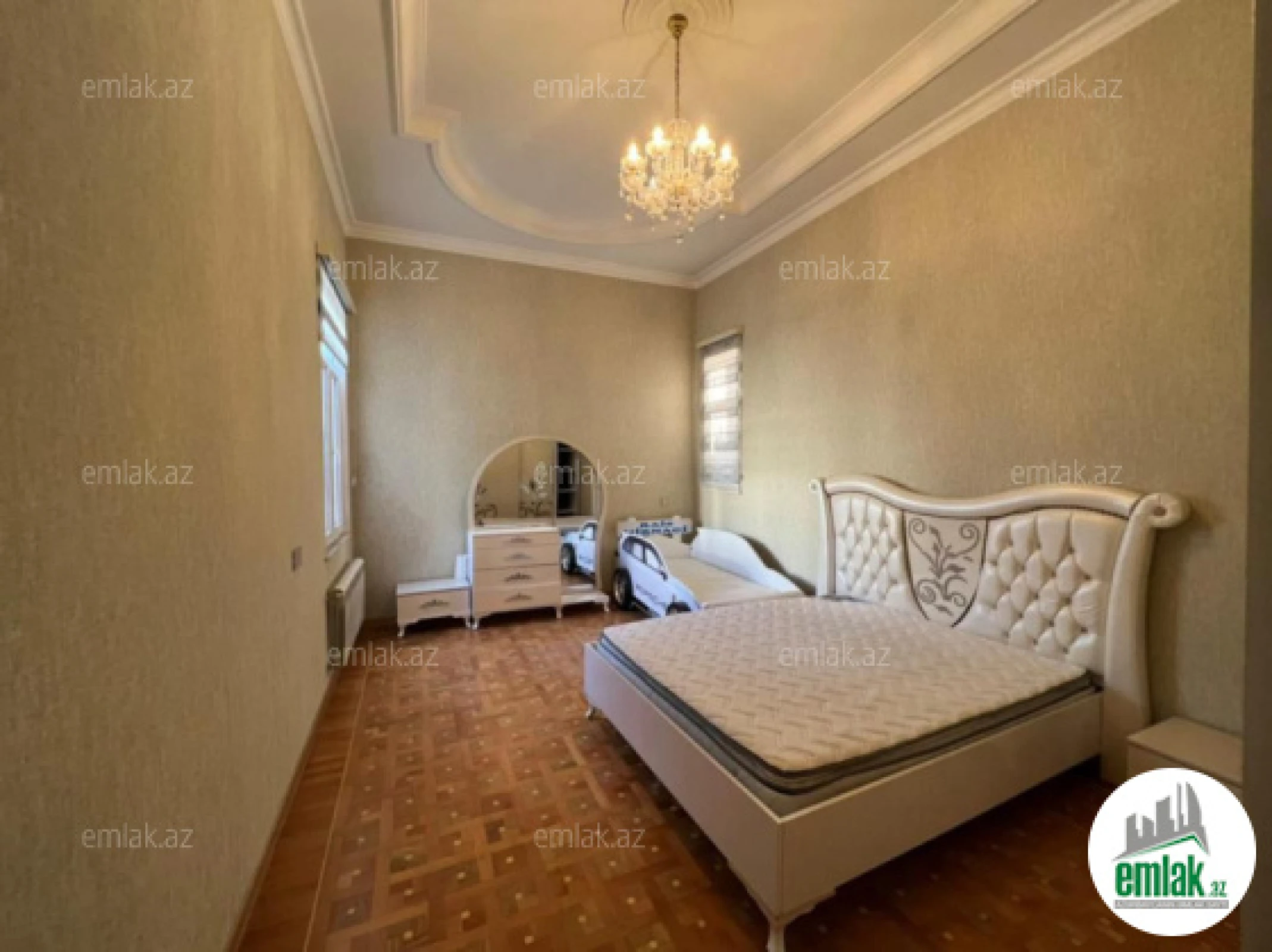 Satılır 4 otaqlı köhnə tikili 150 m²