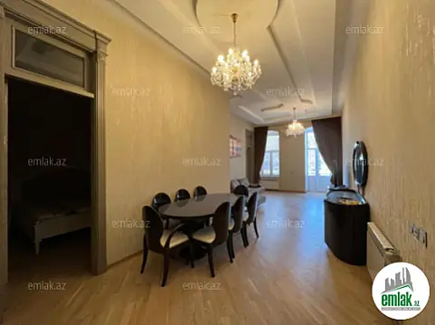 Satılır 4 otaqlı köhnə tikili 150 m²