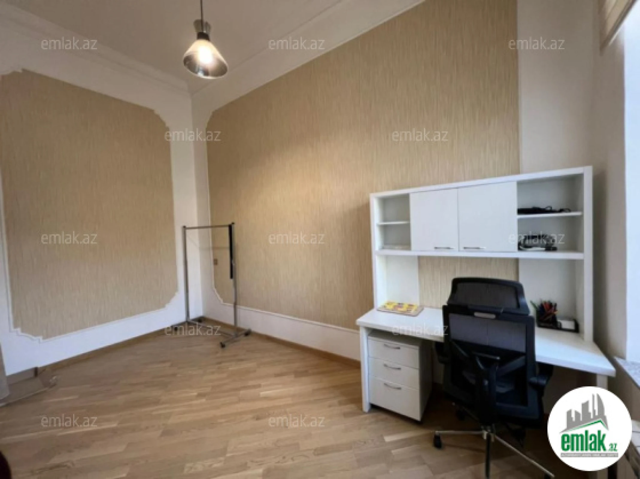 Satılır 4 otaqlı köhnə tikili 150 m²