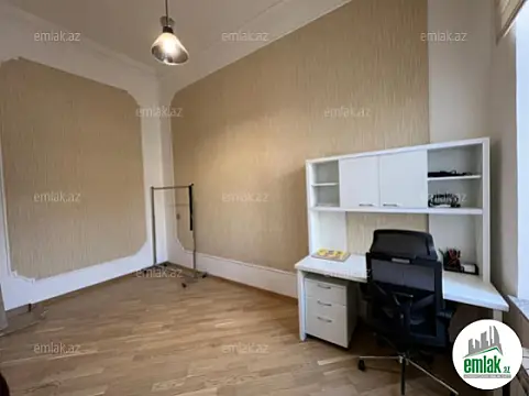 Satılır 4 otaqlı köhnə tikili 150 m²