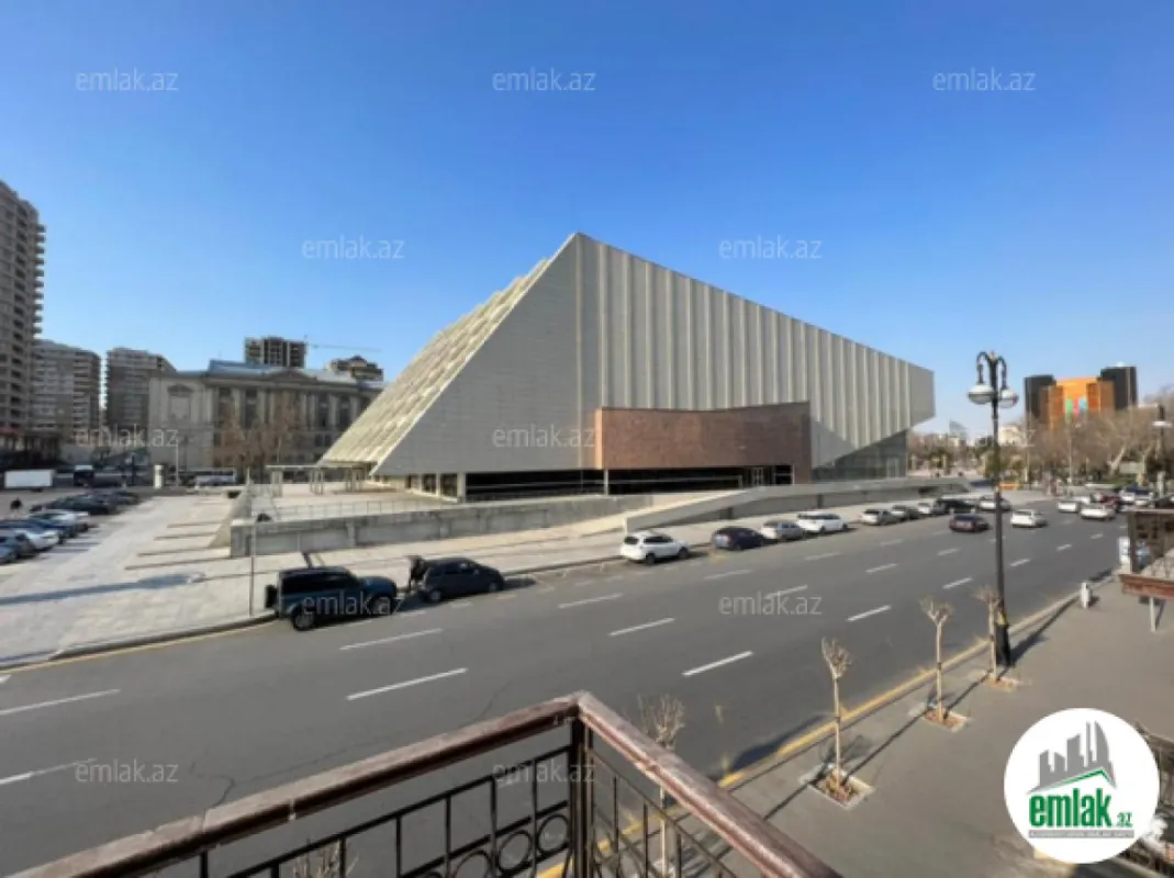 Satılır 4 otaqlı köhnə tikili 150 m²