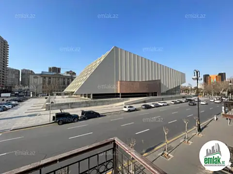 Satılır 4 otaqlı köhnə tikili 150 m²