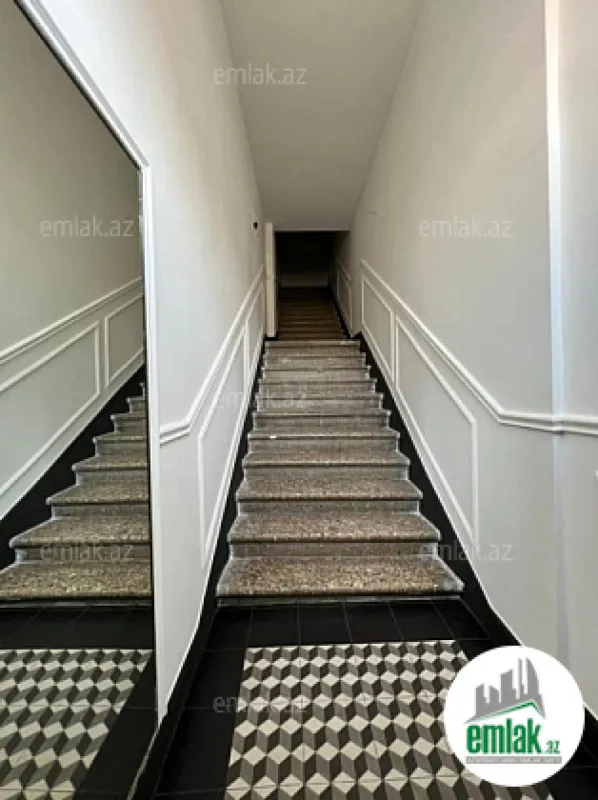 Satılır 4 otaqlı köhnə tikili 150 m²